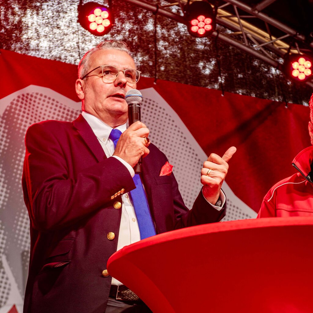 Hans-Joachim Lenke spricht auf der Bühne bei der Demo "Hart verdient"