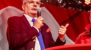 Herr Lenke spricht auf der Bühne bei der Demo Hart verdient