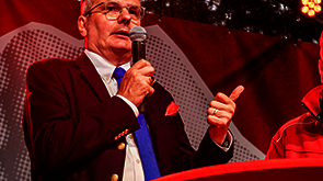 Herr Lenke spricht auf der Bühne bei der Demo Hart verdient