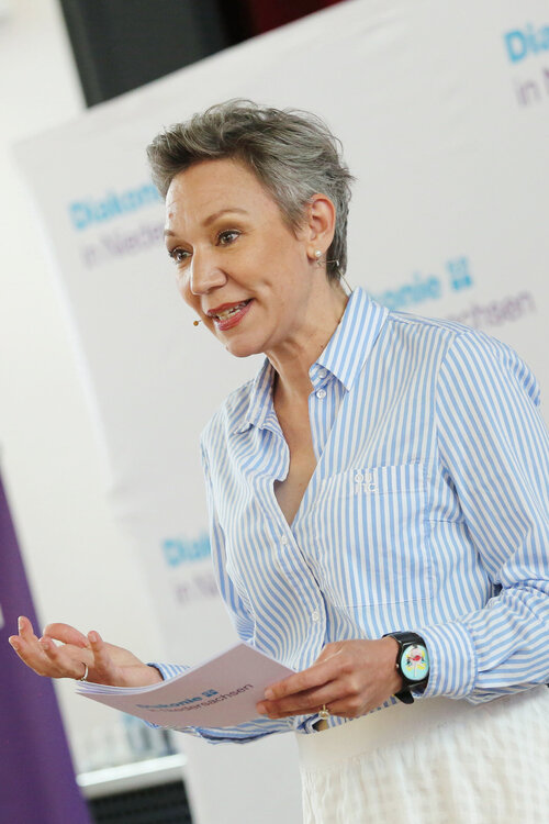 Christina von Saß auf der Bühne der Mitgliederversammlung