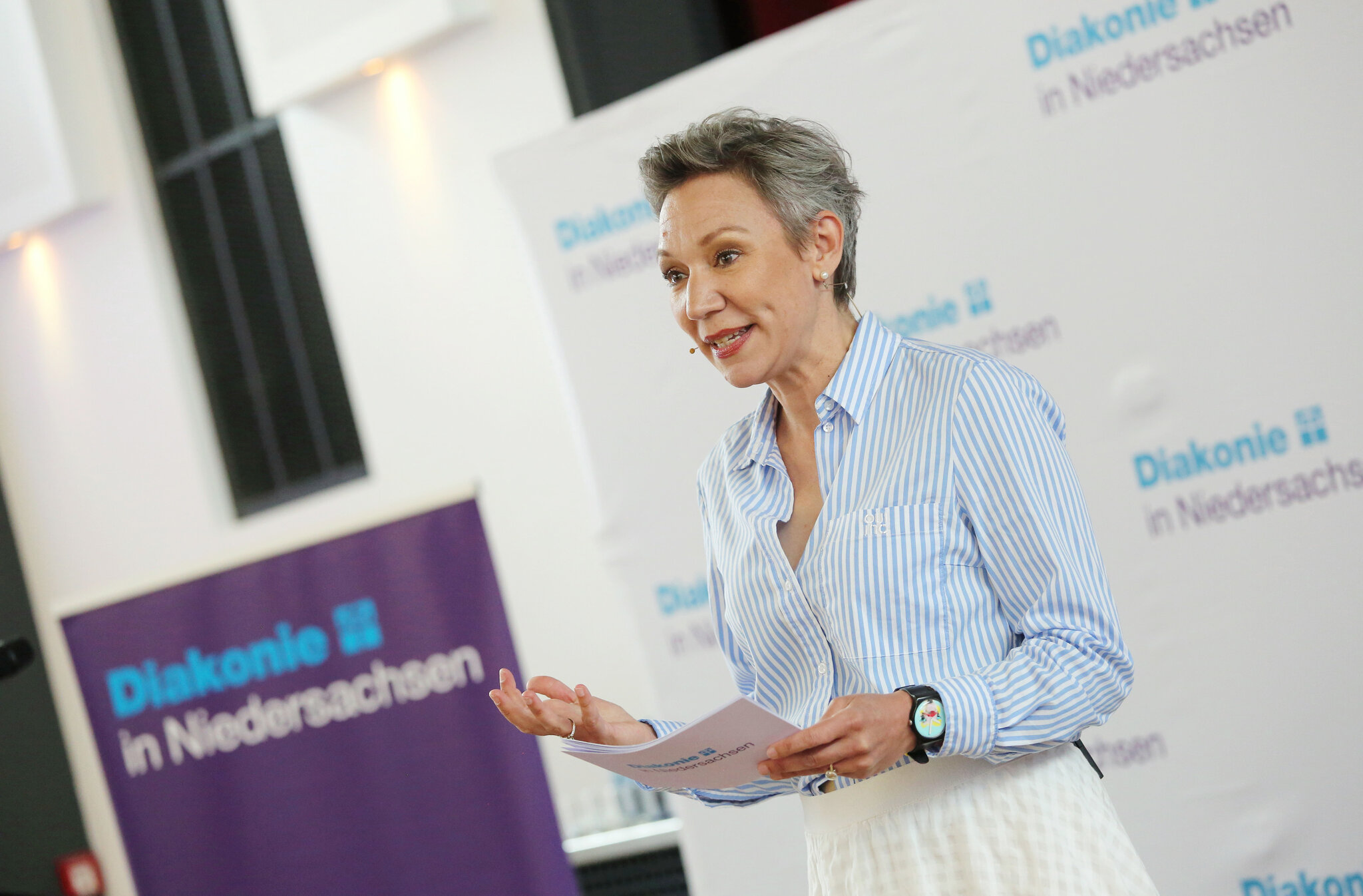 Christina von Saß auf der Bühne der Mitgliederversammlung