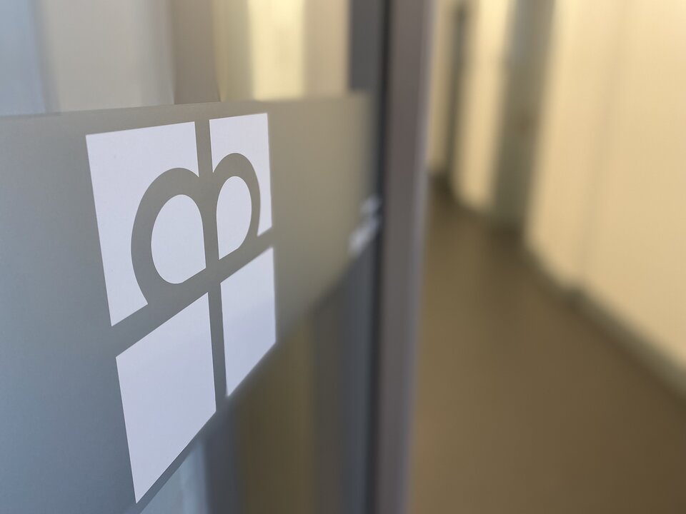 Eine geöffnete Tür, auf der Tür ist ein Kronenkreuz