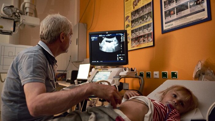 EKVN Ein Arzt führt in einem Krankenhaus einen Ultraschall durch