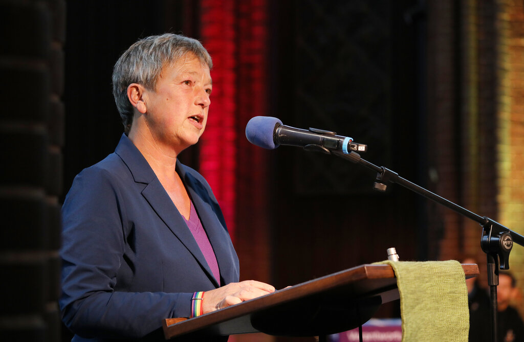 Hanna Naber steht am Mikrofon beim Einführungsgottesdienst der Freiwilligendienste