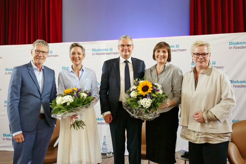 Thomas Hofer, Christina von Saß, Hans-Joachim Lenke, Mareike Lotte Wulf und Marion Timm stehen nebeneinander und schauen freundlich in die Kamera