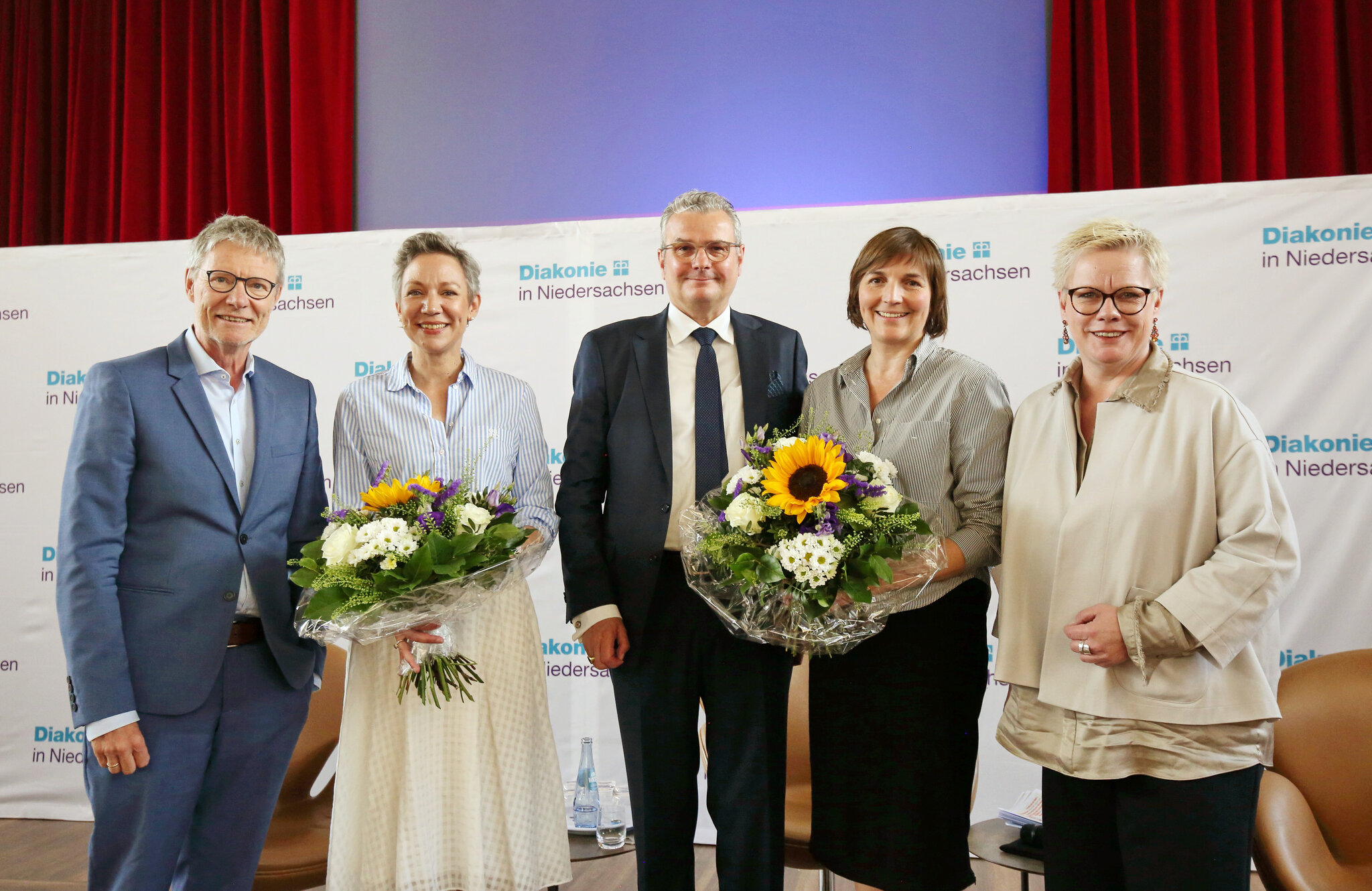 Thomas Hofer, Christina von Saß, Hans-Joachim Lenke, Mareike Lotte Wulf und Marion Timm stehen nebeneinander und schauen freundlich in die Kamera