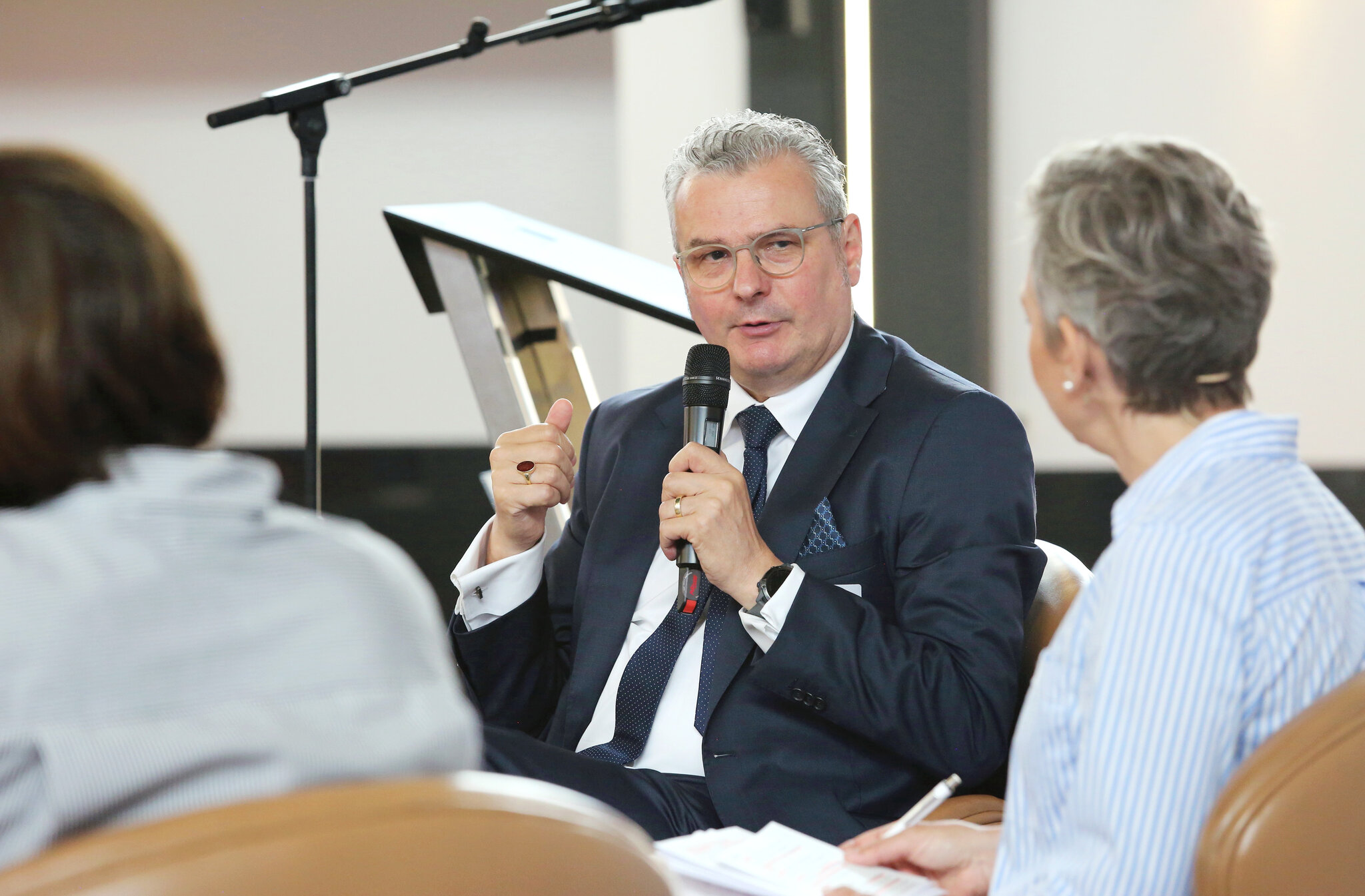 Hans-Joachim Lenke im Gespräch mit Christina von Saß und Mareike Lotte Wulf.