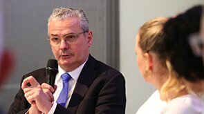 Herr Lenke spricht auf der Bühne des Innovationsforums in ein Mikrofon