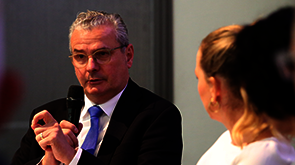 Herr Lenke spricht auf der Bühne des Innovationsforums in ein Mikrofon