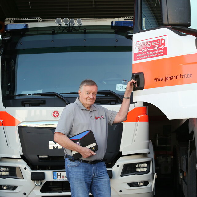Hans-Henning Strauß steht neben seinem LKW