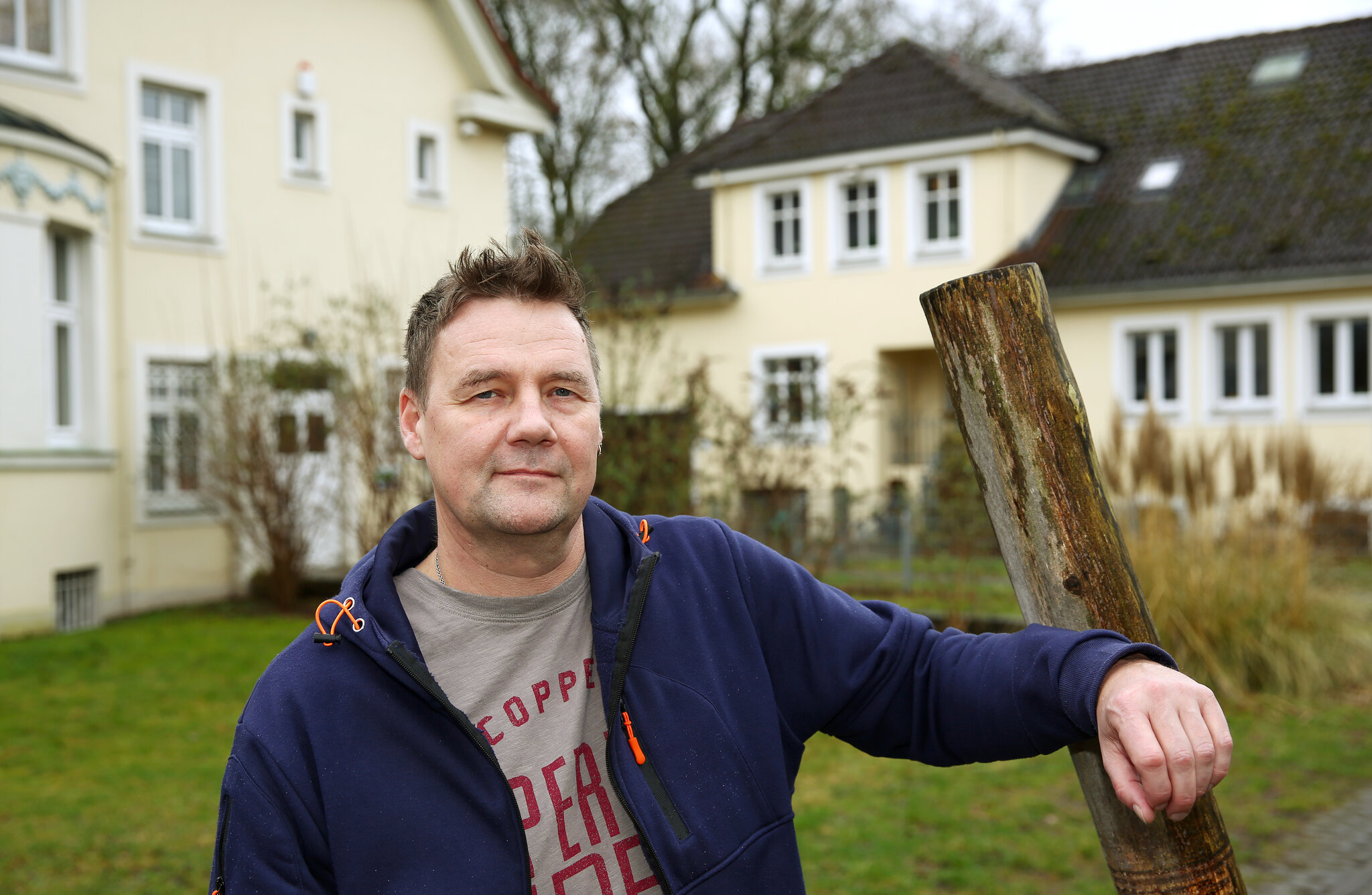 Ralf Buddenbohm steht vor dem Autismus-Zentrum Hannover