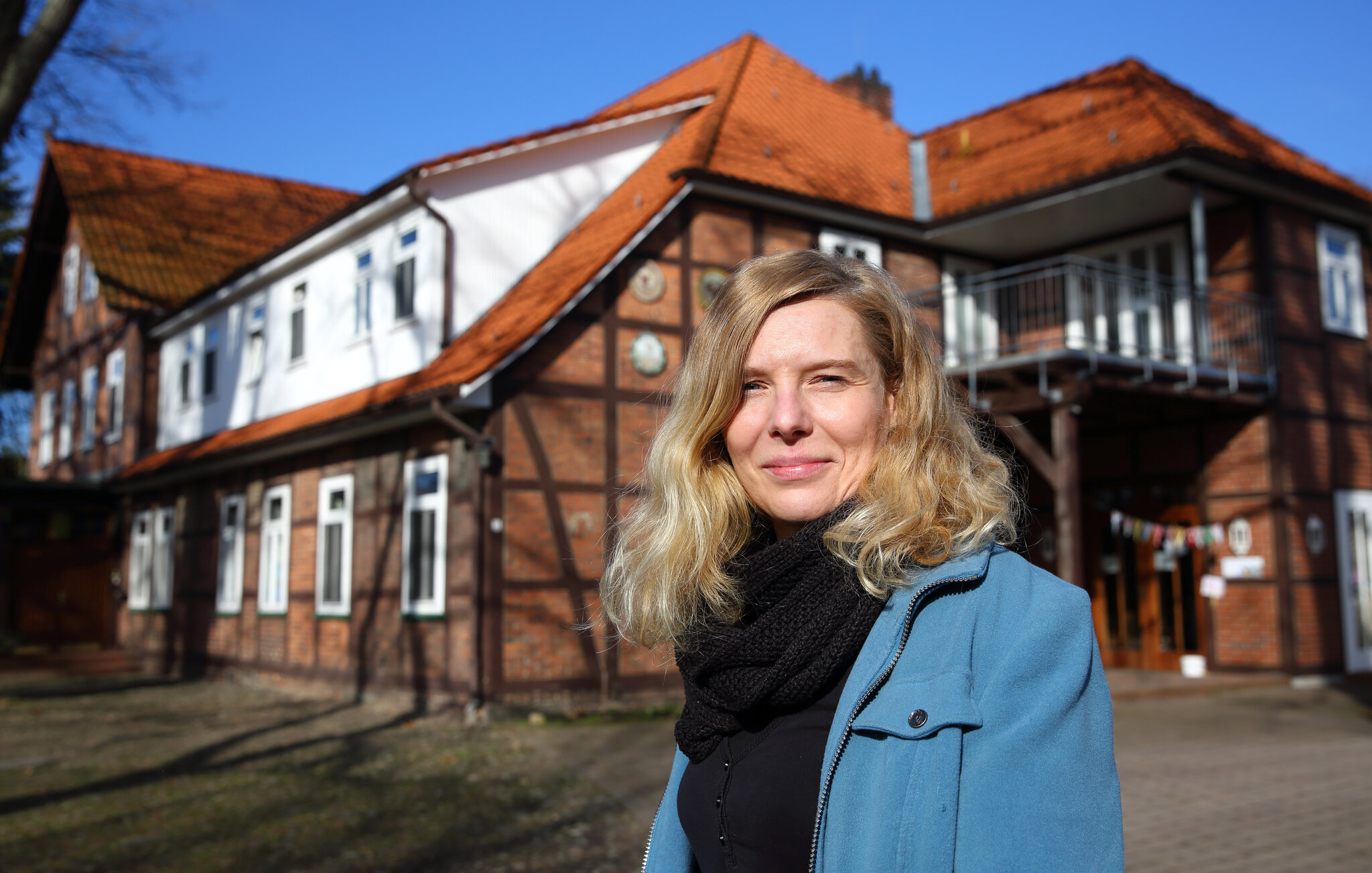 Sabrina Stoch steht vor dem Haus der Anna-Lina Wohngruppe, sie schaut in die Kamera