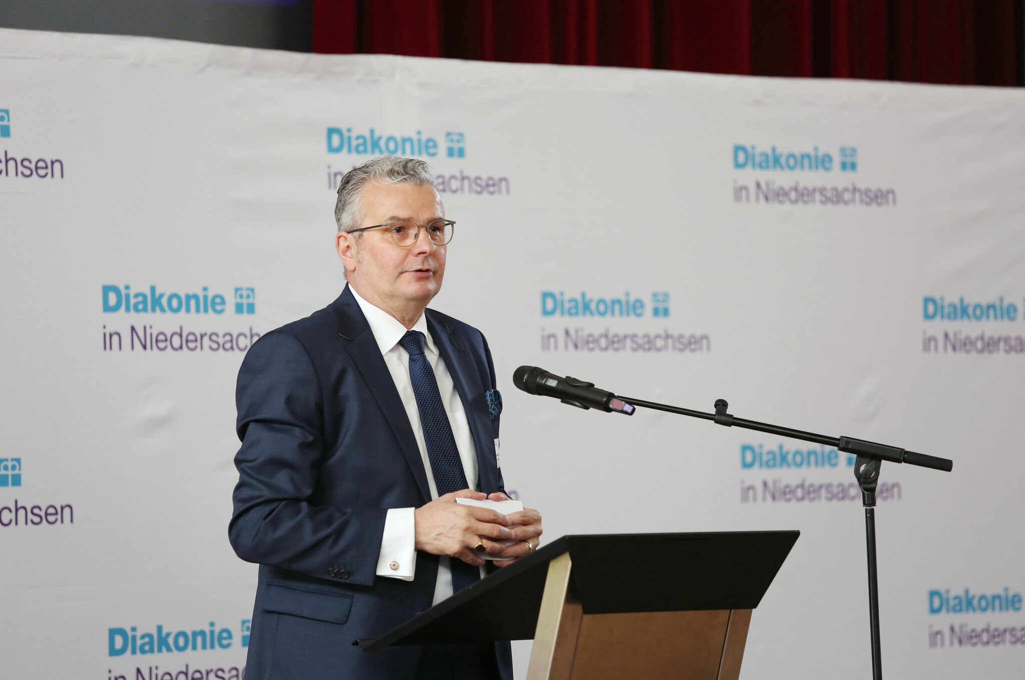 Hans-Joachim Lenke auf der Bühne der Mitgliederversammlung