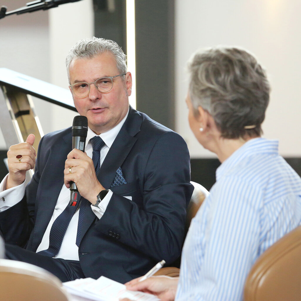Hans-Joachim Lenke und Christina von Saß im Gespräch bei der Mitgliederversammlung 2025