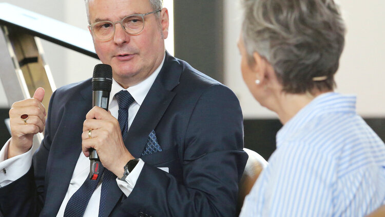 Hans-Joachim Lenke und Christina von Saß im Gespräch bei der Mitgliederversammlung 2025