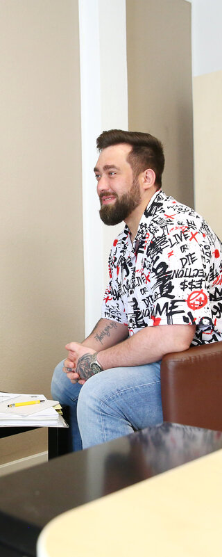 Sozialarbeiter Tobias Göhl unterhält sich mit Marcel.