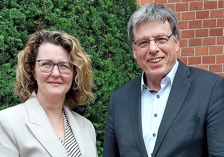 Silke Schrader und Hans-Peter Daub stehen nebeneinander