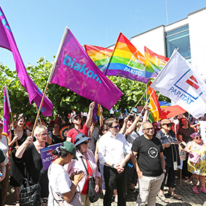 Menschen mit Fahnen bei einer Demonstration