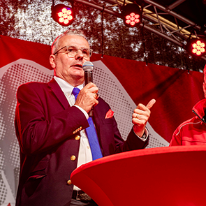 Herr Lenke spricht auf der Bühne bei der Demo Hart verdient