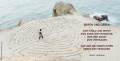 Ein Strand, in den Sand ist ein Labyrinth gemalt. Eine Person steht in dem Labyrinth. Rechts steht der Text "Vom Stolz zur Demut vom Zorn zum Mitgefühl Von der Angst zum Vertrauen  Das sind die eigentlichen Reisen des Menschen  Gernot Candolini"