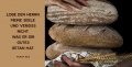 Links der Psalm 103.2, rechts übereinandergestapelte Brote