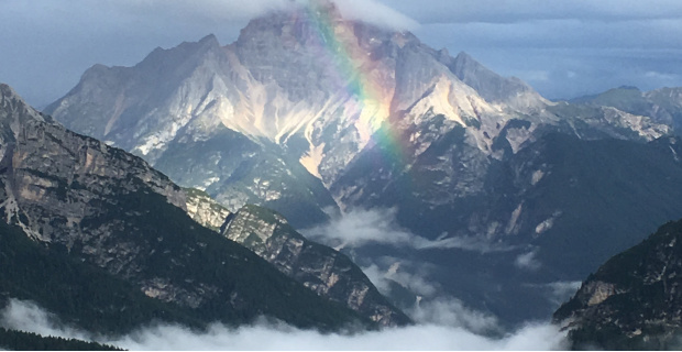 Bergpanorame mit Regenbogen