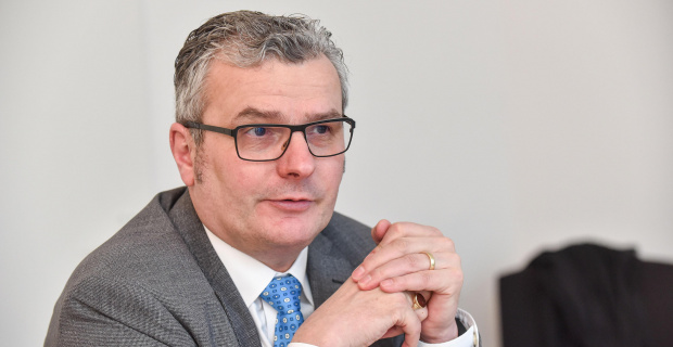 Vorstandssprecher Hans-Joachim Lenke in einem grauen Anzug und hellblauer Krawatte
